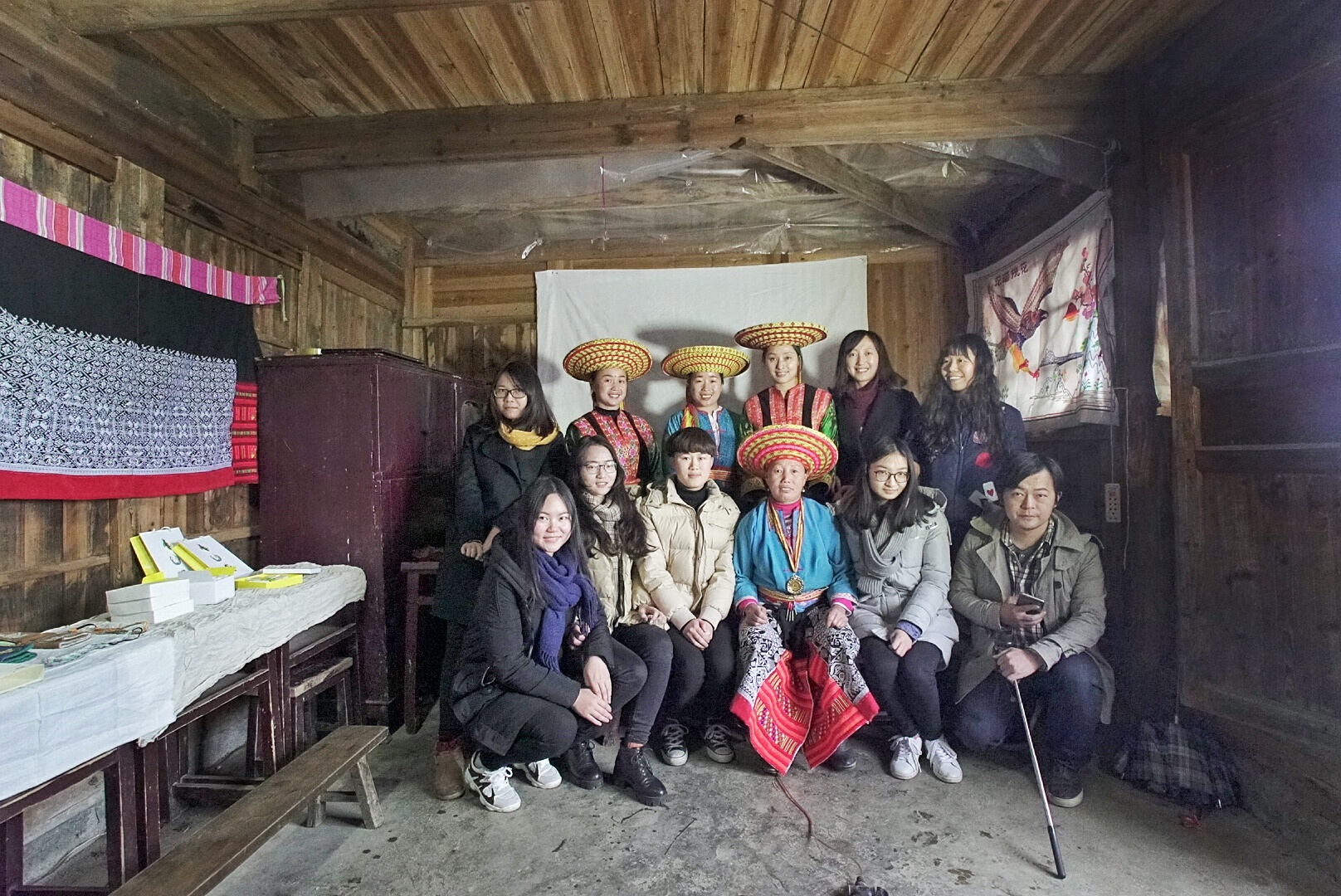 公司花瑶花工作营部分师生与绣娘合影 公司花瑶花工作营部分师生与绣娘合影